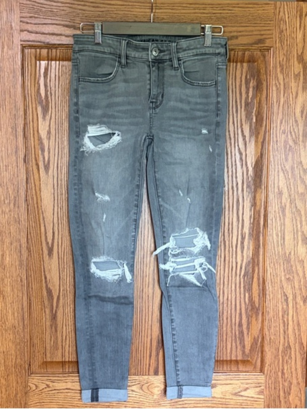 American Eagle Outfitters Gray Distressed Skinny Jeans Size 2 Like New